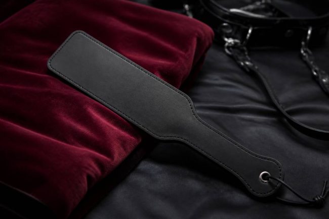 Paddle bdsm : comment choisir et utiliser cet accessoire coquin